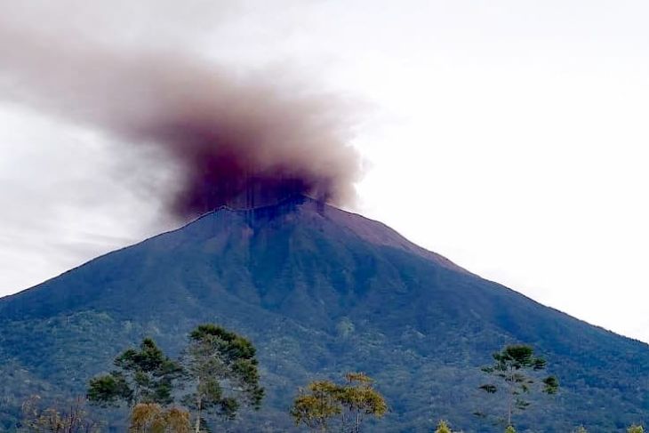 Mount Kerinci spews thick ash since Wednesday