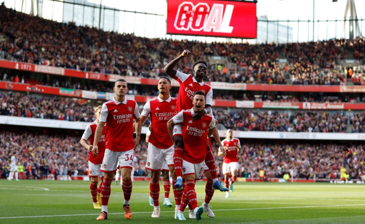 Saka’s goals keep Arsenal top in 3-2 win over Liverpool