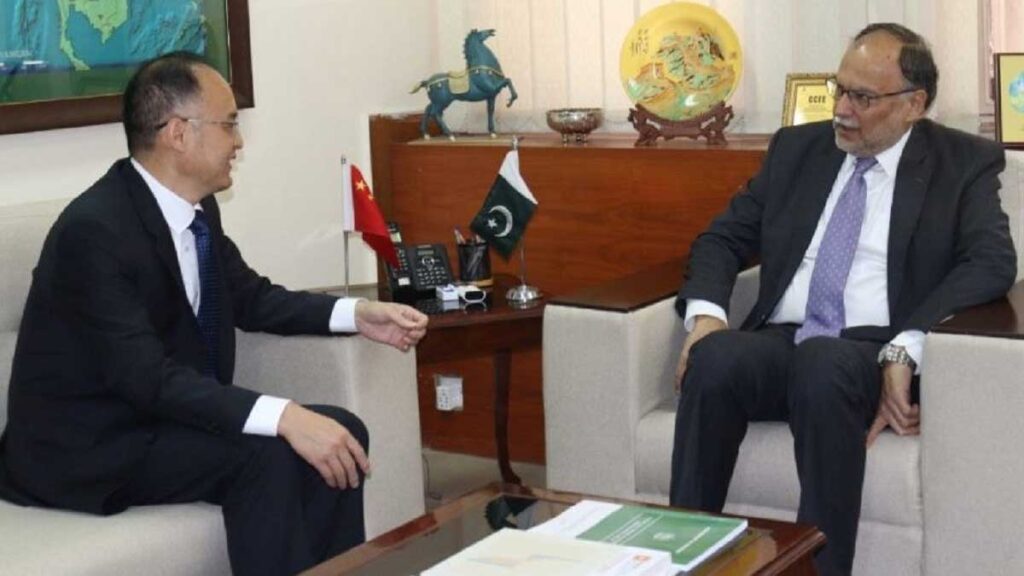 Chinese envoy, Ahsan Iqbal discuss CPEC projects