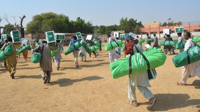 KSRelief distributes shelter kits in flood-hit Pakistan