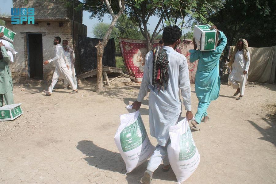 KSRelief sends 8000 food baskets in Pakistan, Lebanon, Bangladesh