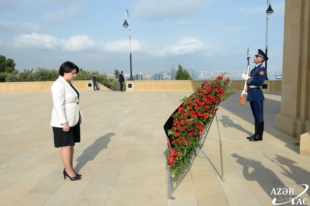 Moldovan PM visits 'Alley of Martyrs' in Baku