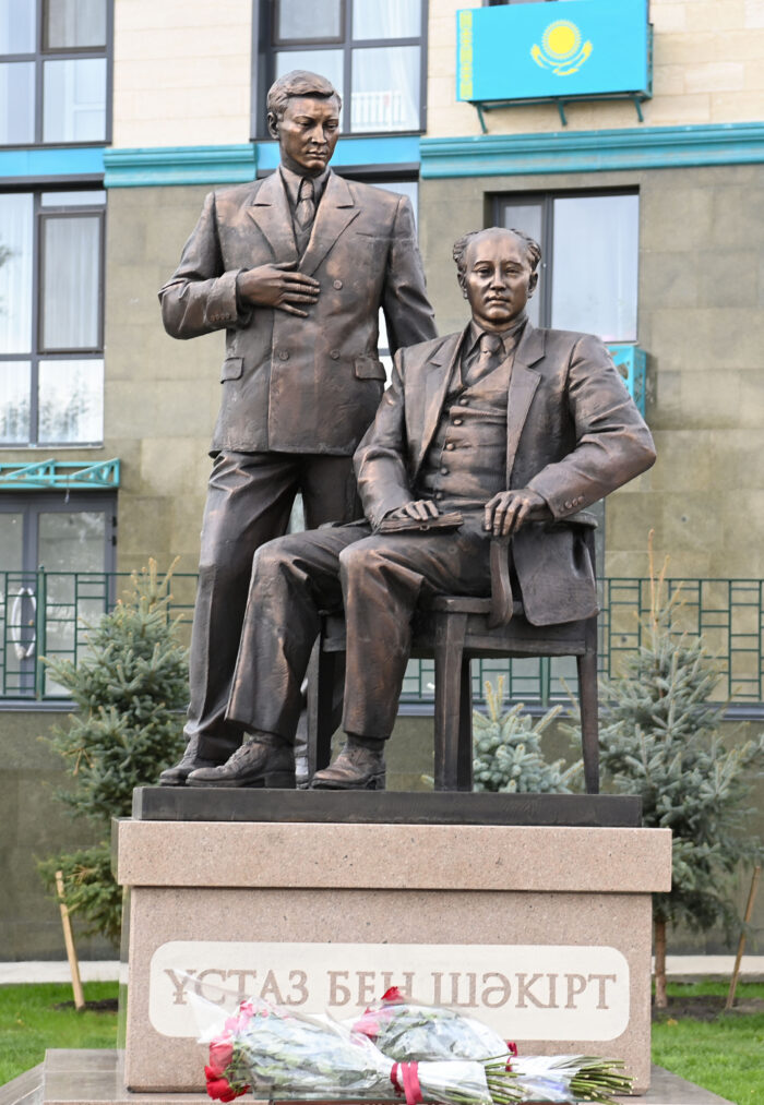 Kazakh President unveils “Ustaz ben Shakirt” Monument in Semei