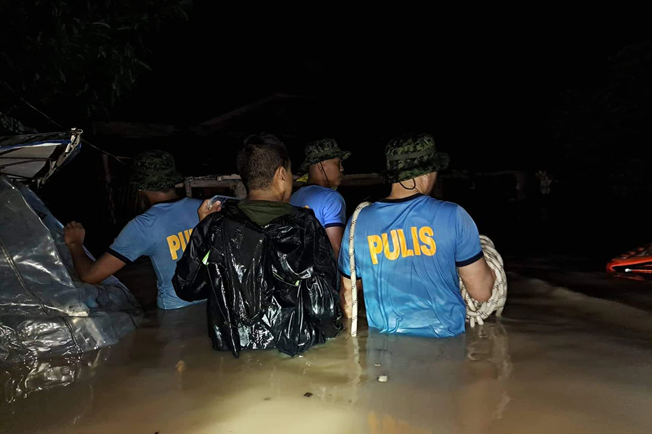 Tropical Storm lashes Southern Philippines, kills 13