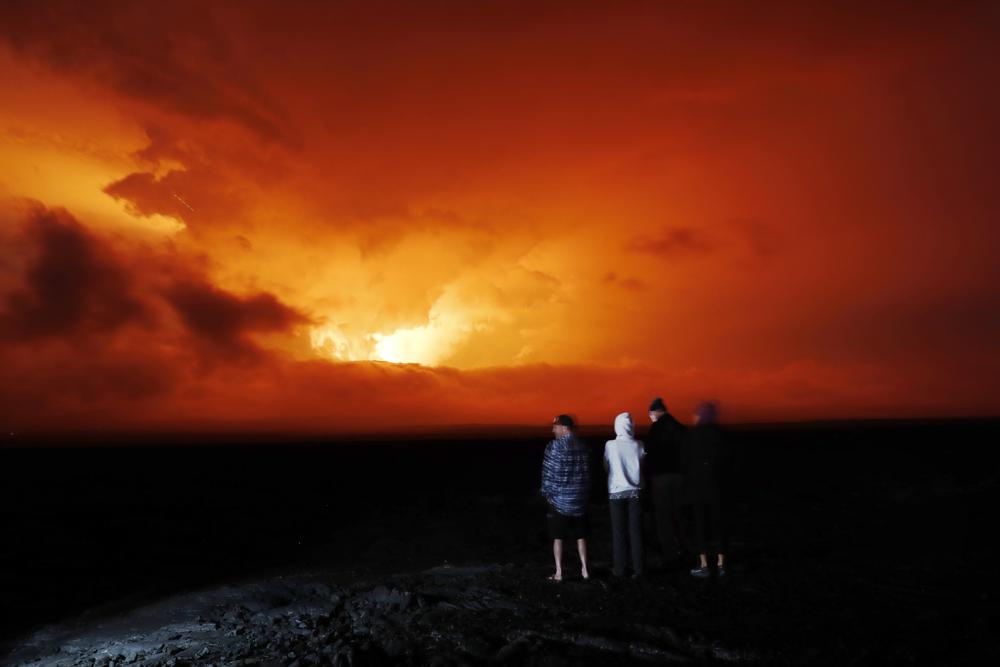 Hawaii volcano eruption on alert, draws onlookers