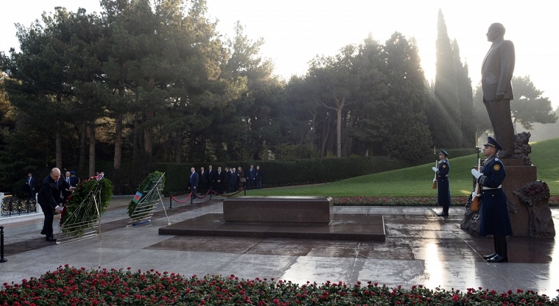 Russian PM visits grave of national leader Heydar Aliyev and Alley of Martyrs