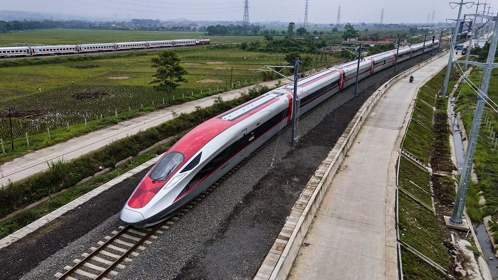 A trial section of the Jakarta-Bandung High-Speed Railway (HSR) in Indonesia is now ready for alignment joint-test, China Media Group reported on Monday. A hot-running test of the catenary system of the Jakarta-Bandung HSR trial section started on November 9, marked by the slow departure of the Chinese-made electric multiple units (EMUs) from the Tegalluar Station in Bandung. The hot-running test aimed to ensure that the high-speed railway's power supply equipment has met the requirements needed to conduct a series of joint tests. With a design speed of 350 km per hour, the Jakarta-Bandung HSR built with Chinese technology will cut the journey between Jakarta and Bandung, the capital of Indonesia's West Java province, from over three hours to around 40 minutes. The railway, regarded as the link between China's Belt and Road Initiative and Indonesia's Global Maritime Fulcrum strategy, is expected to be put into operation in June 2023.