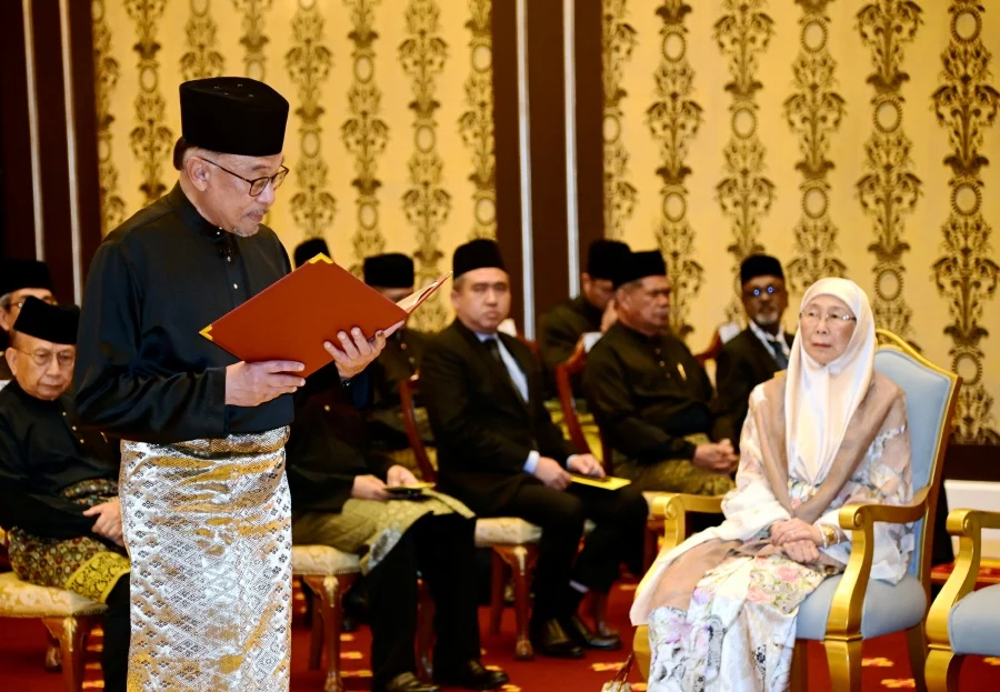 Anwar Ibrahim sworn in as Malaysian 10th PM