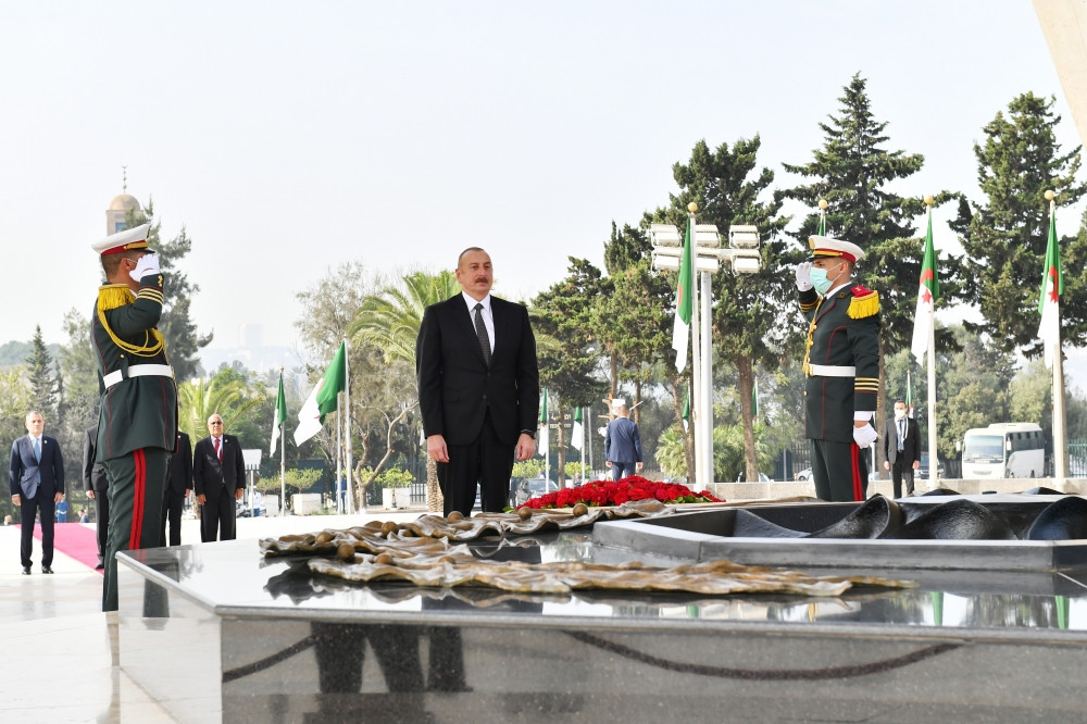 President of Azerbaijan visits Martyrs Memorial and National Museum of Moudjahid in Algiers