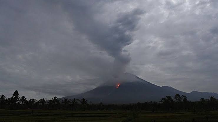 Mount Semeru is emitting hot cloud