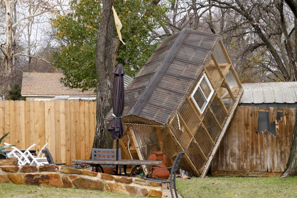 US storm brings tornadoes to South, blizzard threat