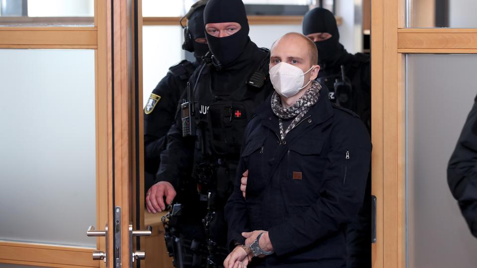 Far-right terrorist takes prison guards hostage in Germany