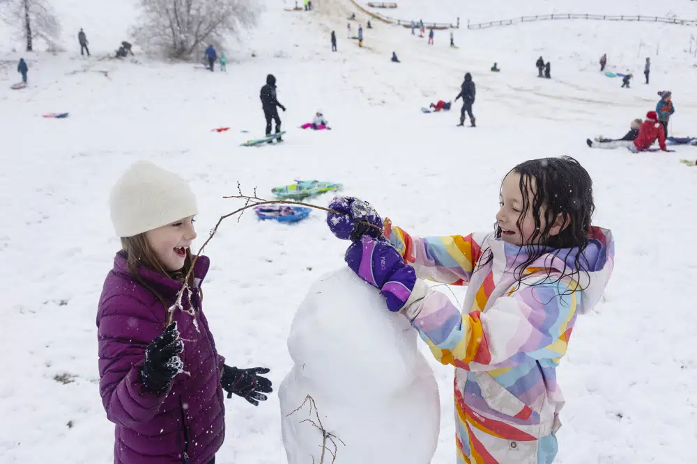 US storm brings tornado warnings, blizzard threat