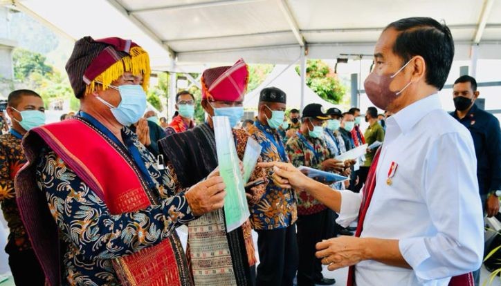 President Jokowi hands over 1.5 million land ownership certificates