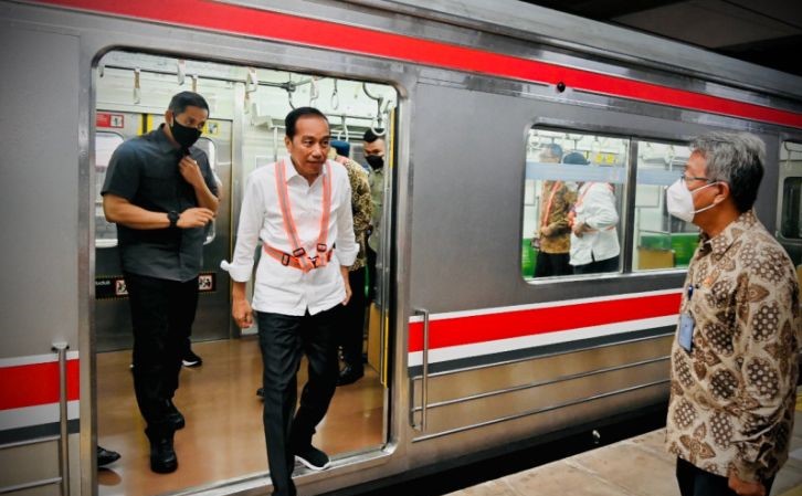 President Jokowi reviews infrastructure development at main stations