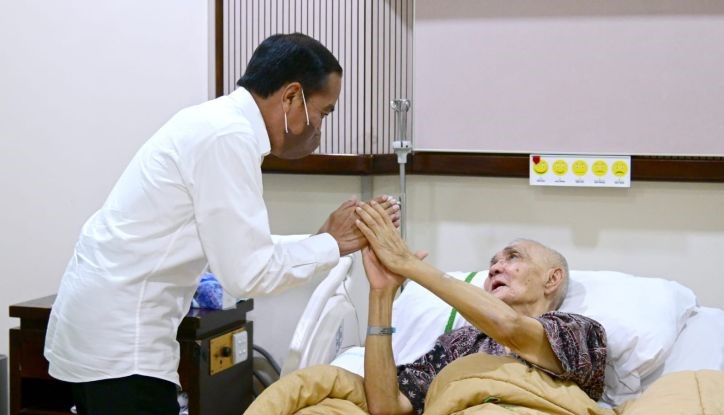 President Jokowi visits Sutrisno at Gatot Subroto Army Hospital