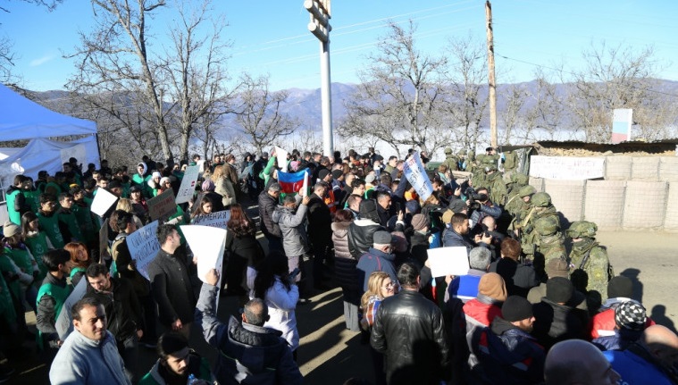 Azerbaijanis protests near Shusha, sing "Karabakh" song