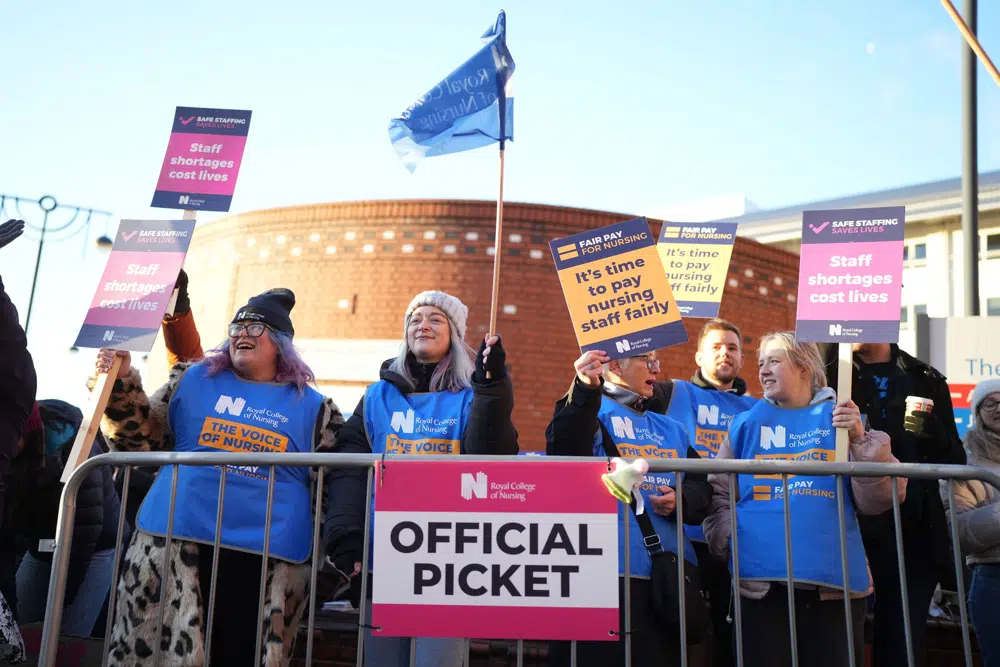UK nurses on strike to demand better pay