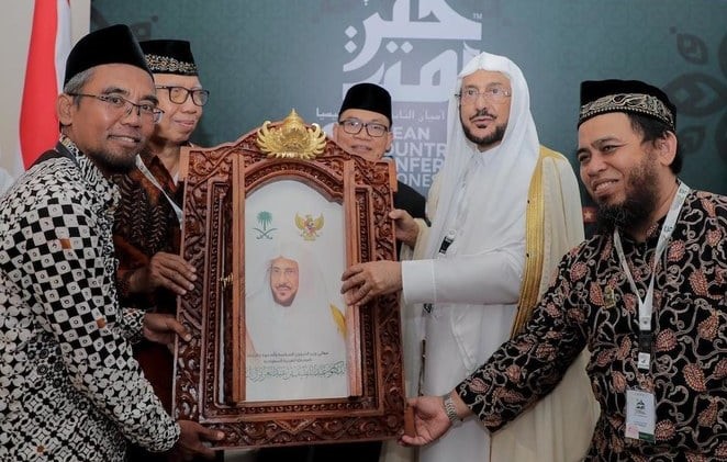 Indonesian Ulema Council awards Saudi Minister of Islamic Affairs