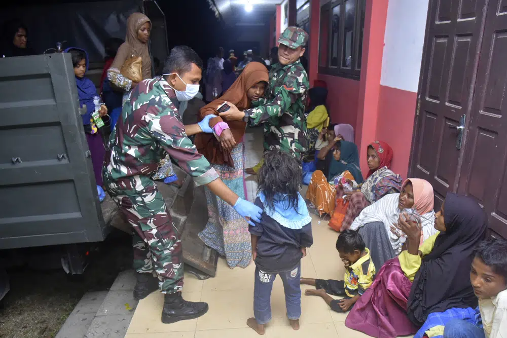 More Rohingya refugees lands on beach in Indonesia