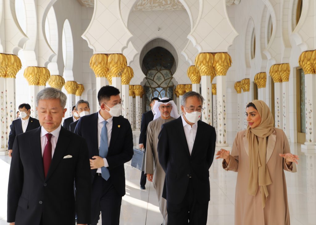 Chinese Vice Premier visits Sheikh Zayed Grand Mosque in Abu Dhabi