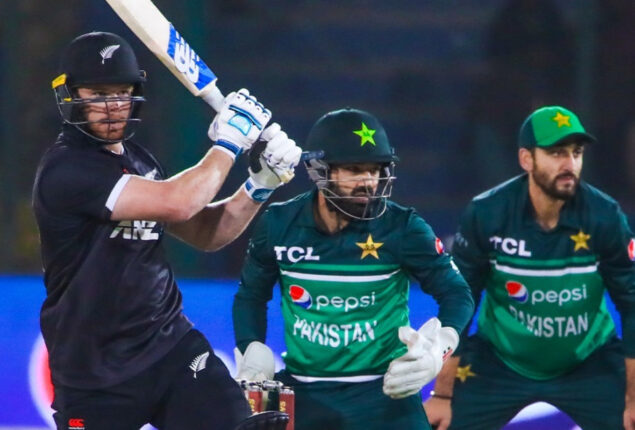 New Zealand beat Pakistan by 2 wickets, clinch series 2-1