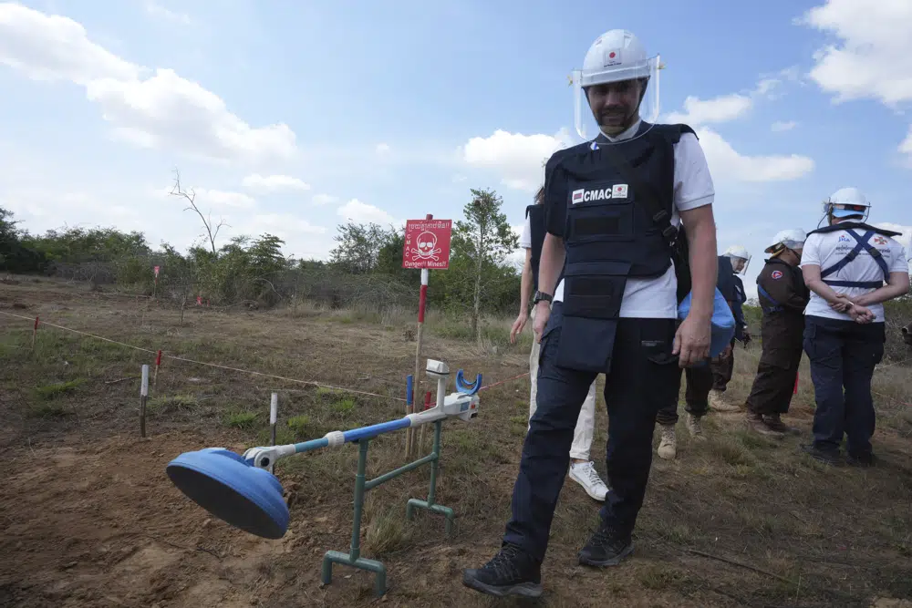 Ukrainians soldiers learn mine clearing skills from Cambodian experts