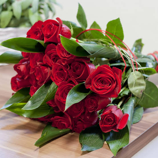 Türkiye youth distributes roses in churches