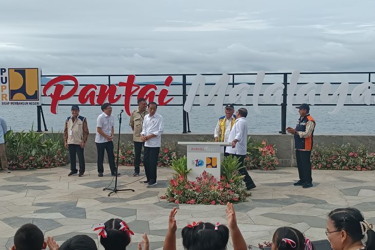 President Jokowi urges residents to keep Malalayang Beach clean