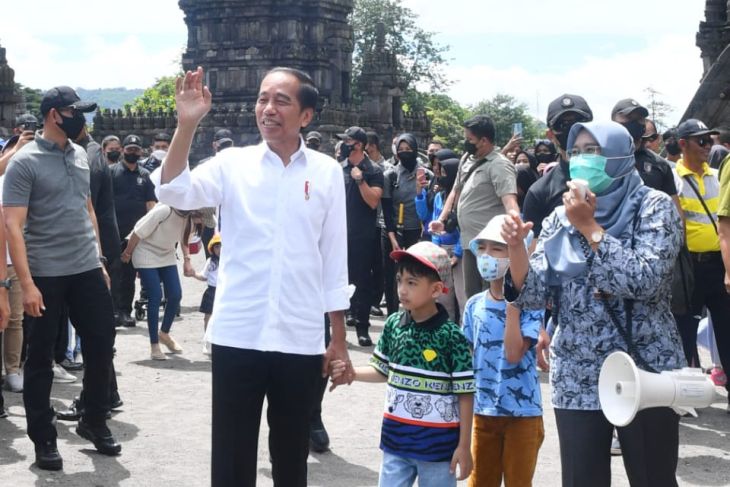 President Jokowi, grandchildren educational tour to Prambanan Temple