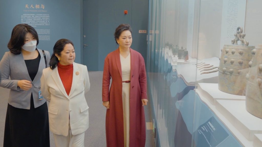 Peng Liyuan and Philippines first lady visits National Museum of China