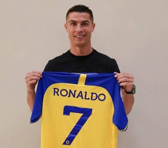 Picture of Ronaldo holding Al-Nassr shirt gets 28 million likes on Instagram