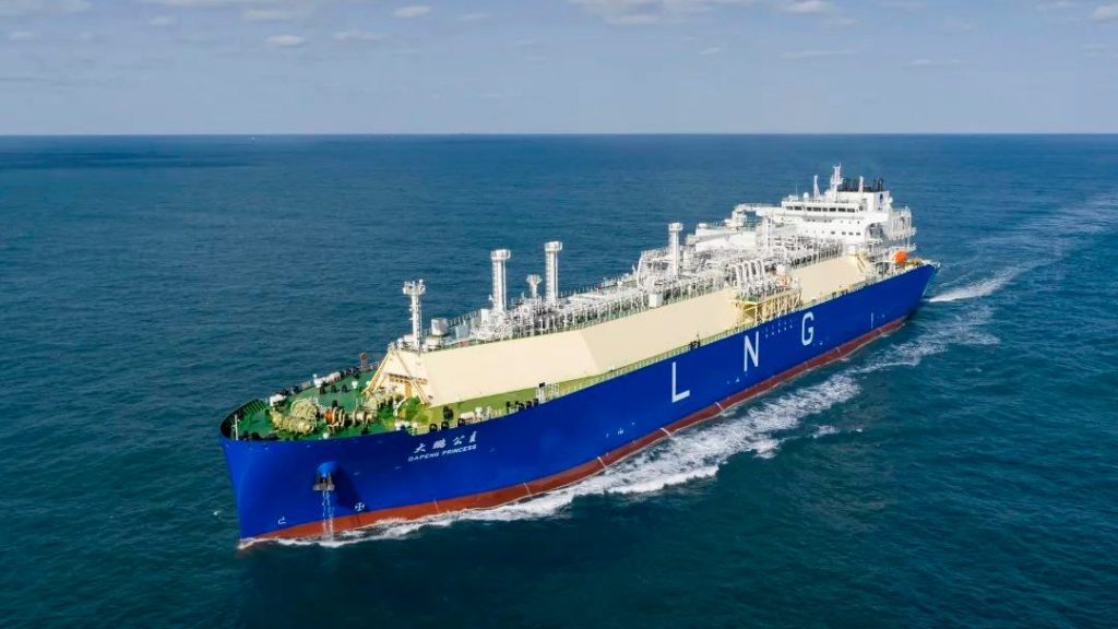 The world's largest river-sea intermodal LNG carrier is made in China ...