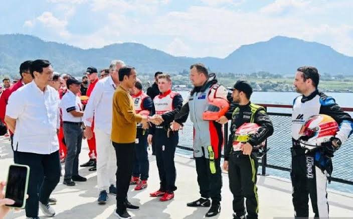 Jokowi lauds Lake Toba's F1 Powerboat despite some needed improvements