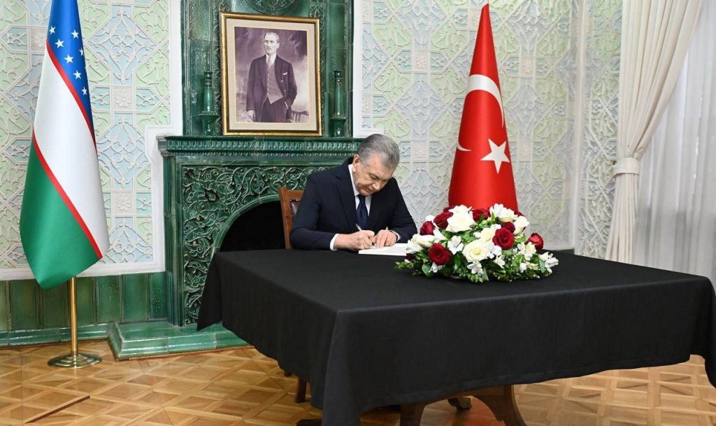 Uzbek President visits Embassy of Türkiye in Tashkent