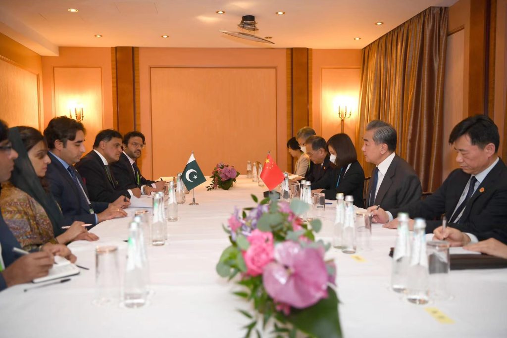 Wang Yi meets with Pakistani FM in Munich