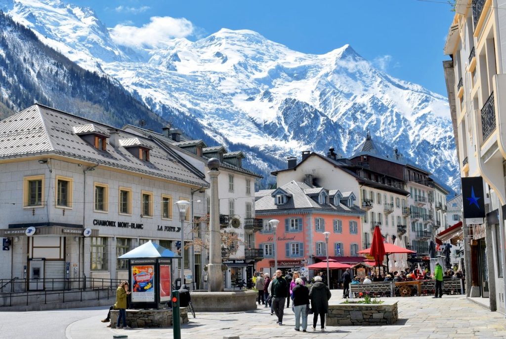 2 skiers missing in avalanche near Mont Blanc