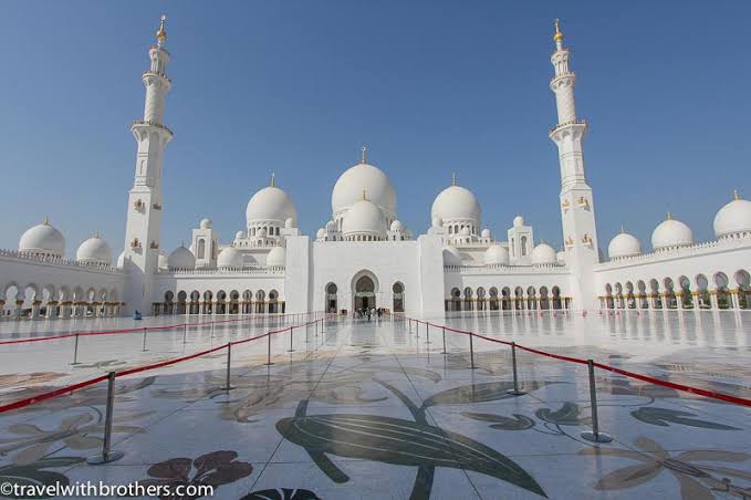 President of Poland visits Sheikh Zayed Grand Mosque