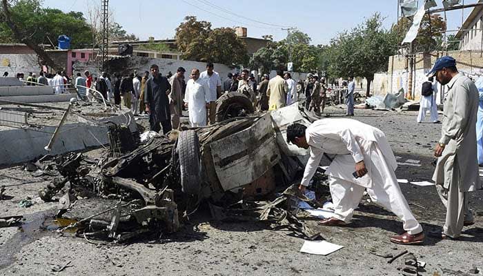 Bomb attack targeting police in Pakistan martyrs 4, dozens wounded
