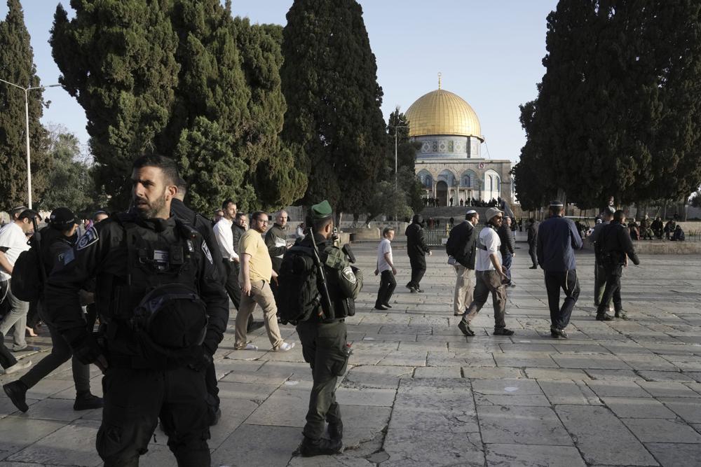 Violence resumes at Jerusalem holy site for 2nd night