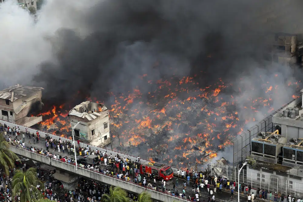 Fire races through clothing market in Dhaka, Bangladesh