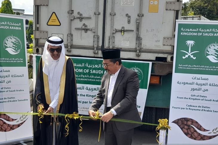 Indonesia receives 100 tons of dates from Saudi Arabia