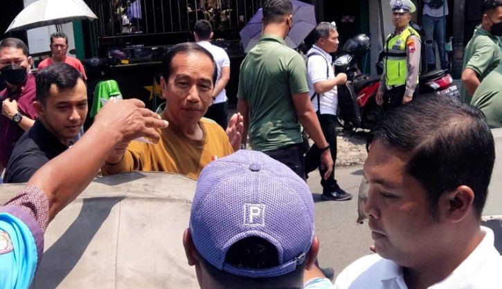 President Jokowi distributes cash aid to residents in Solo