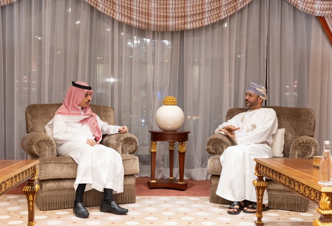 Saudi FM meets with Omani counterpart