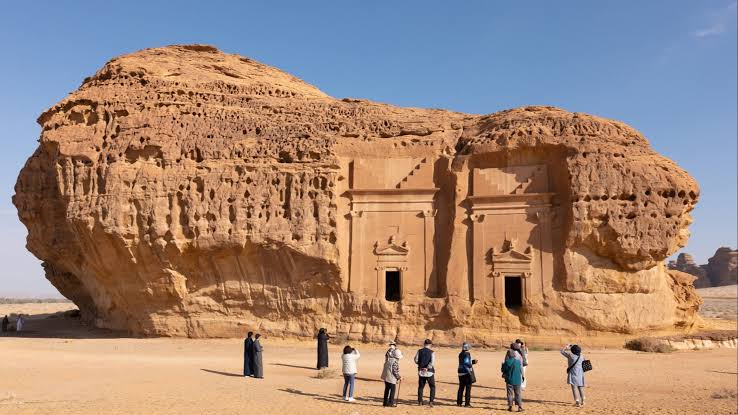 8 million tourists