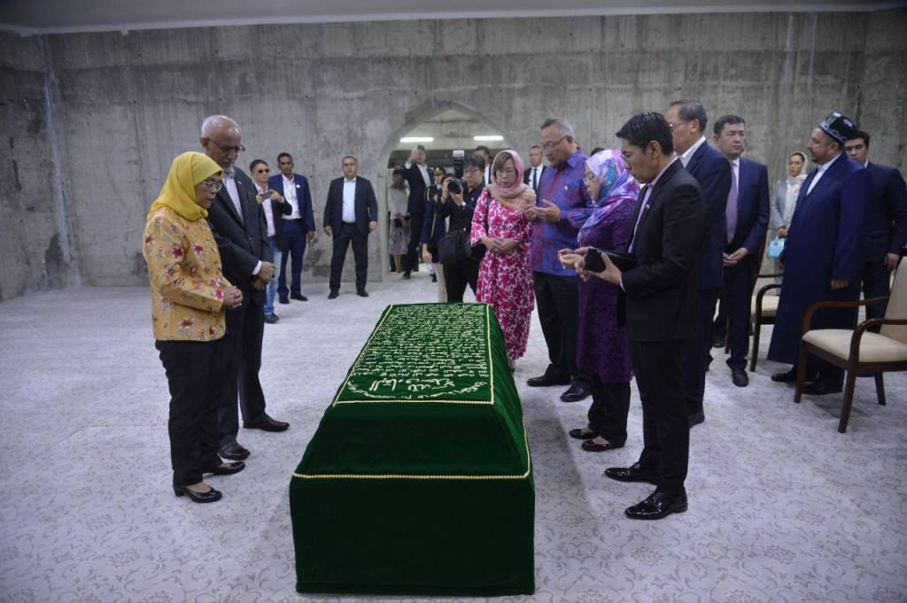 President of Singapore visits Imam al-Bukhari Memorial Complex