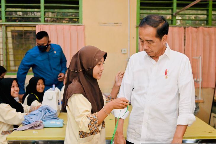 President Jokowi visits vocational school in Jambi