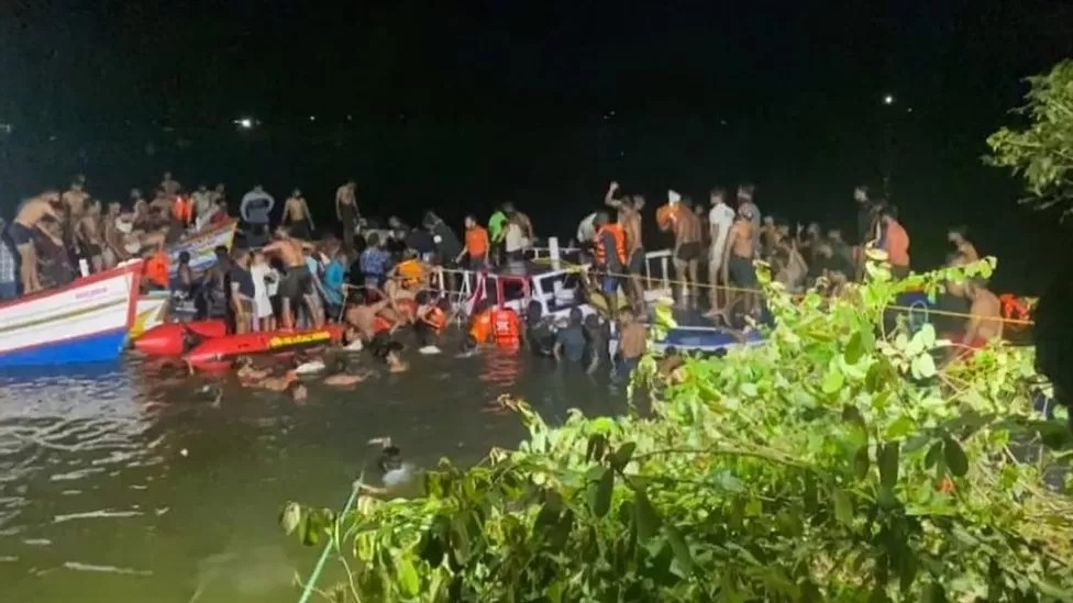 India Kerala: At least 21 dead as boat capsizes