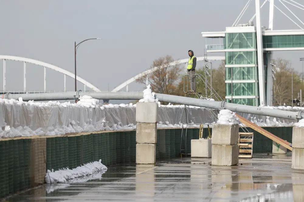Rising Mississippi River tests Iowa, Illinois flood barriers