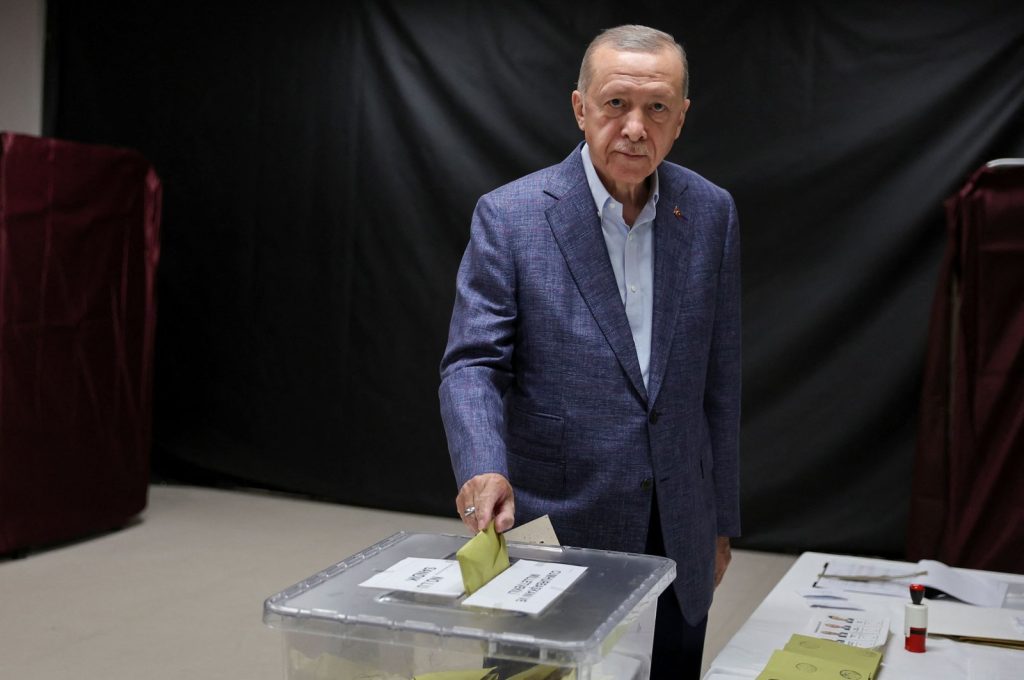 Erdogan votes in presidential, parliamentary elections